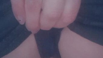 熟女在大自然中变得湿...