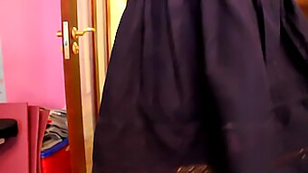 18+青少年展示她性...