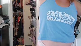 金发熟女的独奏表演包...