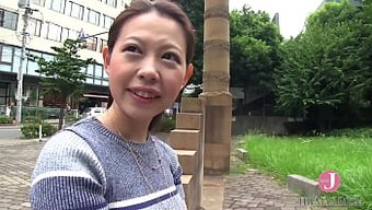 已婚女人脱光衣服后与...