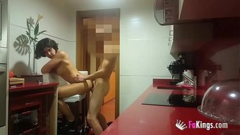 工作中的女仆琪琪·伊...