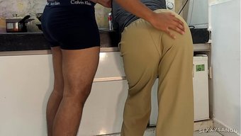一个男人在厨房里操了...