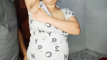 业余女孩在镜头前被舔...