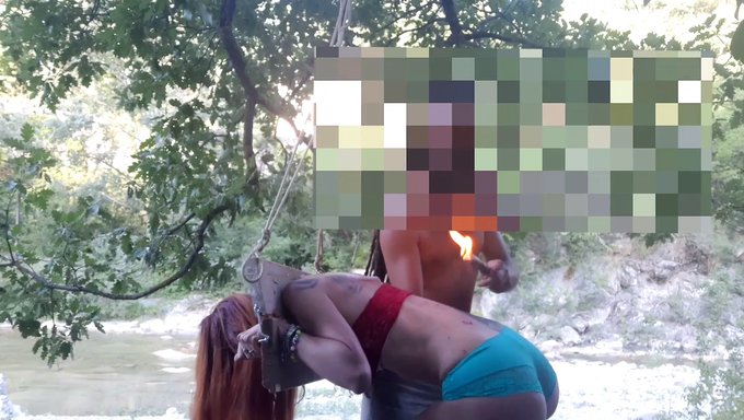 红发女郎在户外bdsm场景中捆绑和打蜡