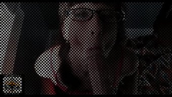 戴眼镜的熟女给了一个...