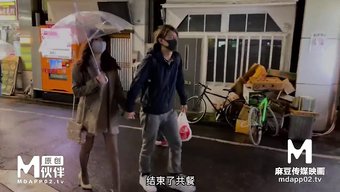 18岁的亚洲夫妇探索性快感