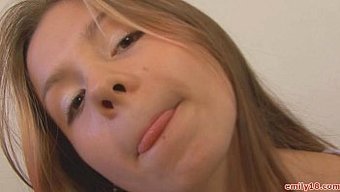 18+宝贝的挺拔少女...