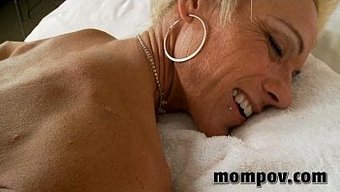 熟女在粗暴的肛交后接...