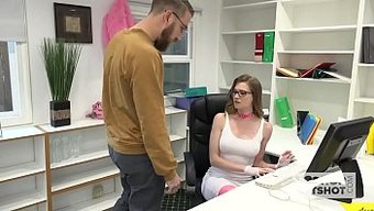 与美丽的少女办公室工...