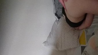 欧洲女孩用手指自慰