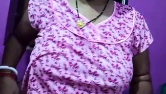 成熟的印度女人炫耀她的曲线