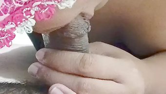 大胸部的亚洲少女给继...