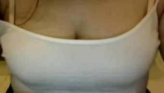 大天然乳房的女孩在网...
