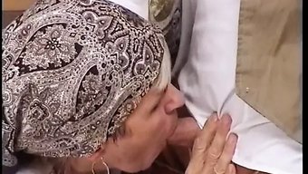 成熟的德国熟女大奶子被肛交