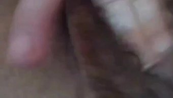 成熟的熟女屈服于口交和手交