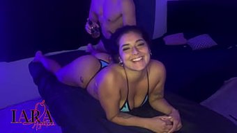 一个惊艳的美女接受按...