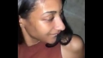 这个女人穿着运动服和...