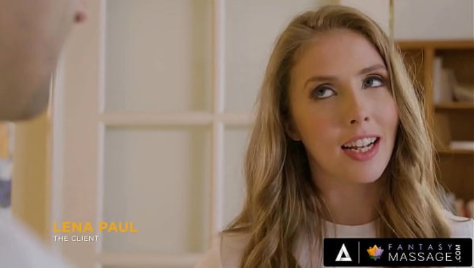 按摩师在按摩院里操了他的前客户lena Paul。