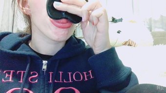 深喉肛塞:一个戴着牙...