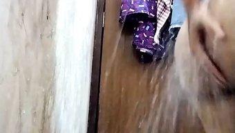 成熟的印度女人在淋浴...