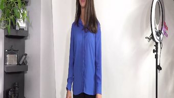 棕色美女展示她的大胸...