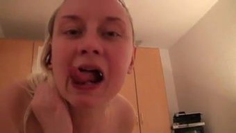 胸部多毛的诱人女人