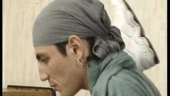 大胸部的棕发少女被舔...