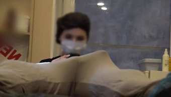 穿着乳胶衣服的猛男得...