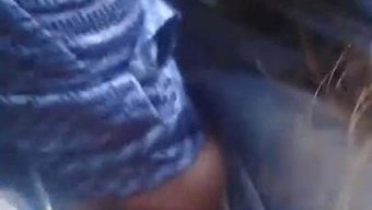 一个年轻的女人在地铁...