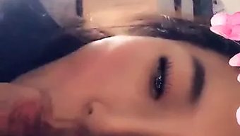 亚洲美女给了一个惊人的口交