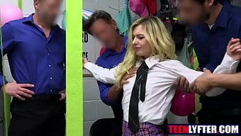 小胸金发少女被保安轮奸