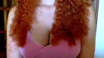 与丰满的红发女郎的业...
