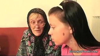 兴奋的年轻女子帮助老...