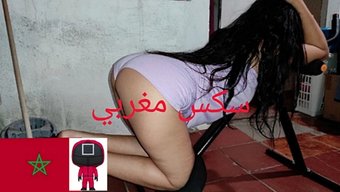 热辣的阿拉伯女孩在热...