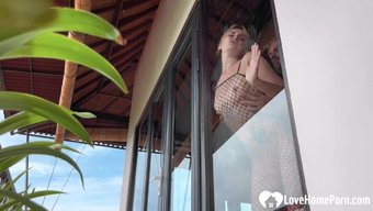 娇小的美女在镜头前口...