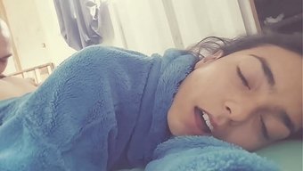 一个火辣的棕发美女在...