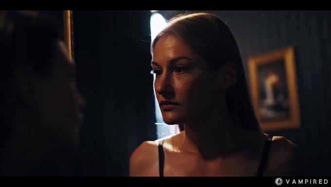 吸血鬼猎人被困在一场火辣的女同激情中,欲望难挡。