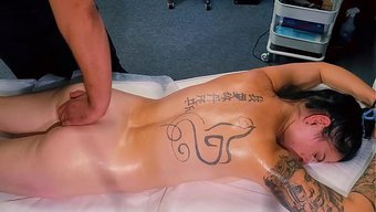 纹身妹子被男按摩师按...