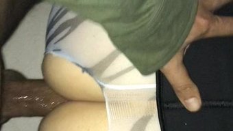 欧洲宝贝从她的情人背...