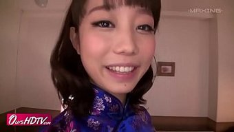大眼睛美女给热辣口交...
