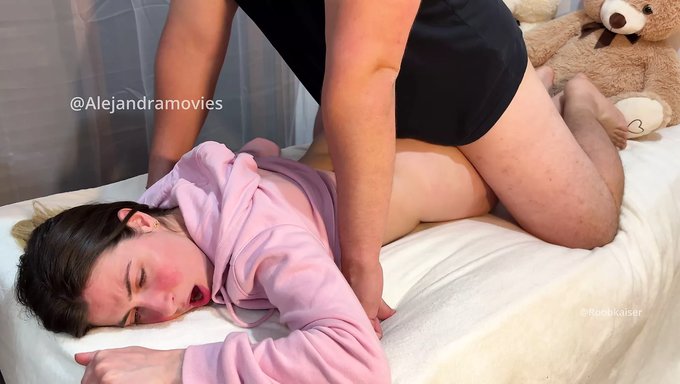 少女(18+)和继父参与男女性爱