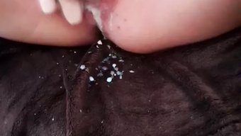 自然的乳房和女性在混...