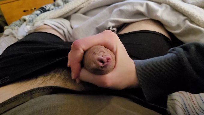 穿着内衣的复古美女给手交并接受大射精