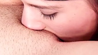 两个拥有大自然乳房的...