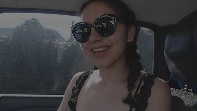 60 Fps在出租车上与性感的拉丁美女手淫