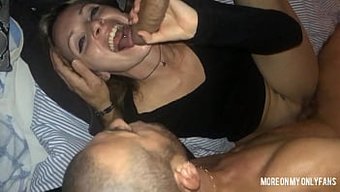 蒂娜的嘴巴得到了双重...