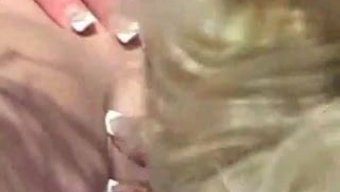 成熟的女人在户外的女...