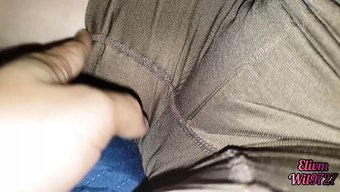 印度男孩摸年轻女孩的...
