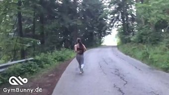 棕发女郎在树林里慢跑...