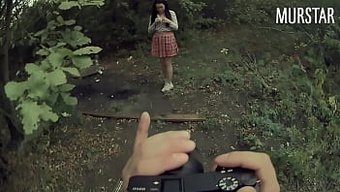 丰满的大学女孩在三人...
